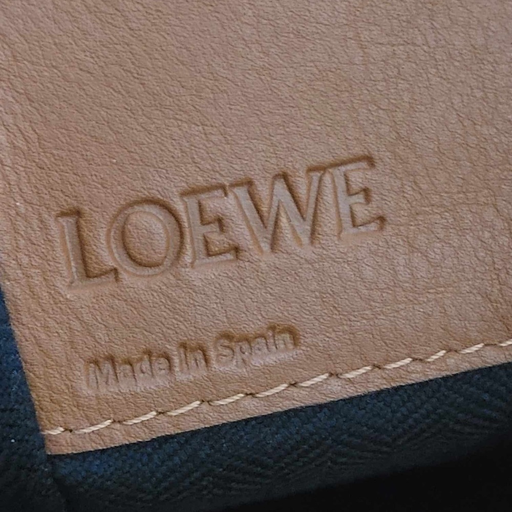 Authentic Loewe's iconic Hammock shoulder bag - Picture 14 of 16